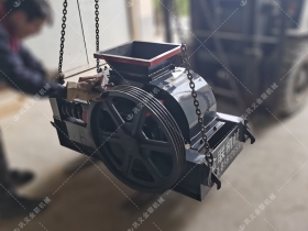 2PGC400X250小型雙齒輥榴莲成人APP安卓下载發往安徽蚌埠破碎玻璃