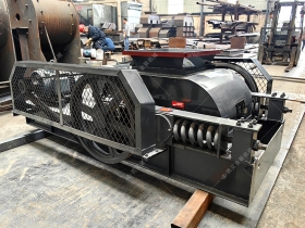 2PGC400X250小型雙齒輥榴莲成人APP安卓下载發往江蘇徐州破碎玻璃